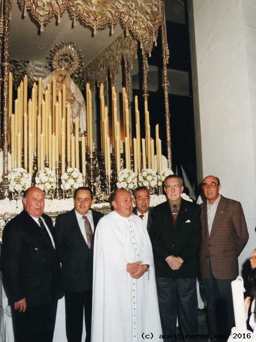 Fundadores delante de Nuestras Señora de la Paz